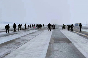 信陽(yáng)明港機(jī)場(chǎng)抗擊冰雪，護(hù)航旅客回家路